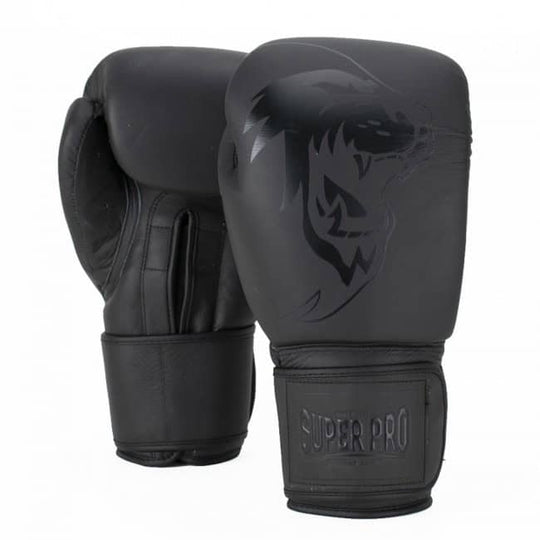 Grijze Super Pro Legend bokshandschoenen met zwarte leeuwenkop print en stevige klittenbandsluiting voor optimale bescherming en pasvorm tijdens training.