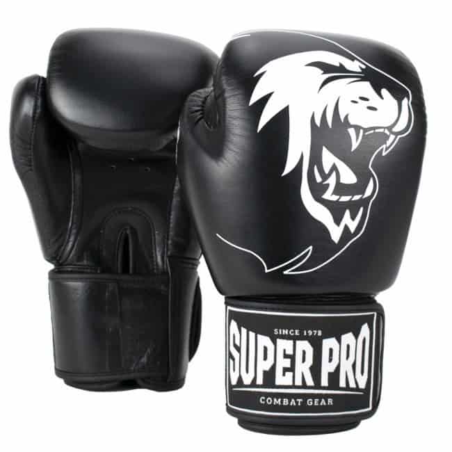 Set Super Pro Warrior bokshandschoenen in zwart met wit logo, voor- en achterkant naast elkaar getoond.