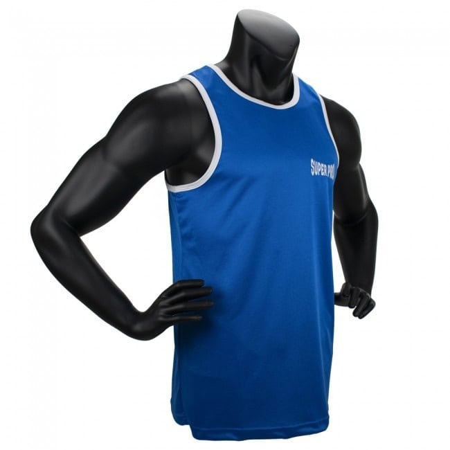Blauwe bokssinglet met witte afwerking langs hals en armopeningen. Gemaakt van lichtgewicht, ademend materiaal dat vocht afvoert en comfort biedt tijdens intensieve trainingen. Het Super Pro logo staat op de borst, wat de singlet een strakke en professionele uitstraling geeft. Ideaal voor fanatieke boksers die op zoek zijn naar goede ventilatie en bewegingsvrijheid.
