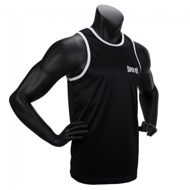 Zwarte bokssinglet met witte afwerking langs hals en armopeningen. Gemaakt van lichtgewicht, ademend materiaal dat vocht afvoert en comfort biedt tijdens intensieve trainingen. Het Super Pro logo staat op de borst, wat de singlet een strakke en professionele uitstraling geeft. Ideaal voor fanatieke boksers die op zoek zijn naar goede ventilatie en bewegingsvrijheid.