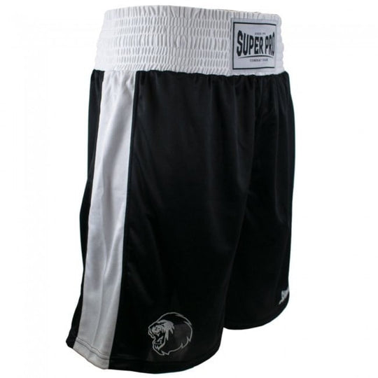 Zwarte boksshort met brede elastische witte tailleband en witte zijstrepen. Lichtgewicht, ademend materiaal voor comfort en bewegingsvrijheid tijdens het boksen. Voorzien van het Super Pro logo en een leeuw-design op het been.