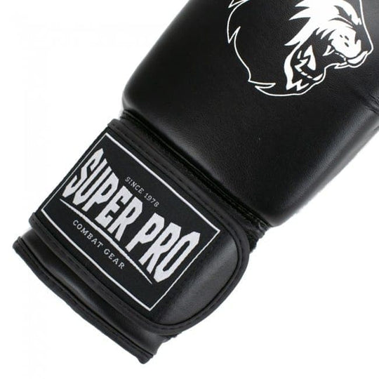Detail van de polsband met zichtbaar wit Super Pro Combat Gear logo en leeuwensymbool.