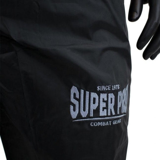 Close-up van het Super Pro logo op de broek van het zweetpak