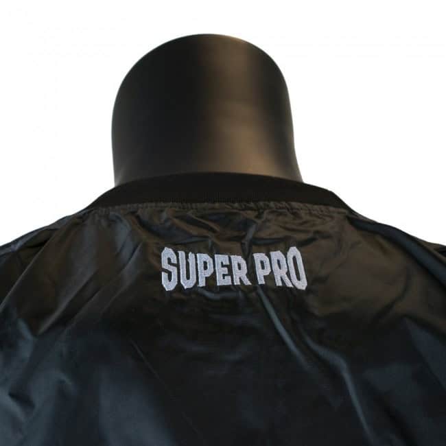 Achterkant van het zweetpak met geborduurd Super Pro logo in wit