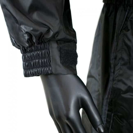 Close-up van mouw met klittenbandsluiting van het Super Pro zweetpak