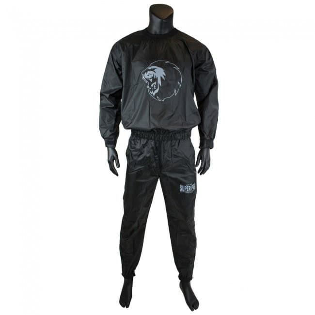 Zweetpak van Super Pro Combat Gear in het zwart, gedragen door een mannequin. Voorzien van elastische boorden en groot leeuwlogo op de borst.
