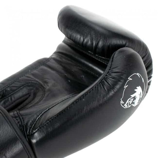 Close-up van de binnenzijde van een zwarte Super Pro Warrior bokshandschoen met zichtbaar duimbescherming en wit leeuwenlogo.