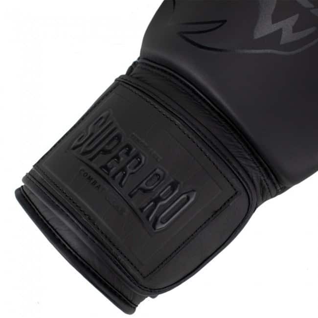 Close-up van de zwarte polsband van de Super Pro Legend bokshandschoen met geborduurd Super Pro Combat Gear logo.