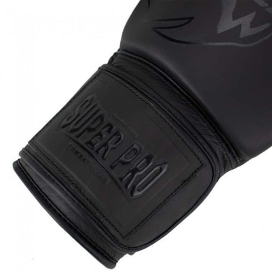 Close-up van de zwarte polsband van de Super Pro Legend bokshandschoen met geborduurd Super Pro Combat Gear logo.