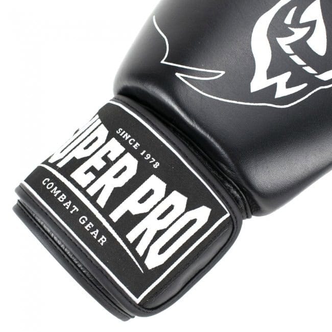 Close-up van de Super Pro Warrior bokshandschoen met stevige klittenbandsluiting en wit logo.