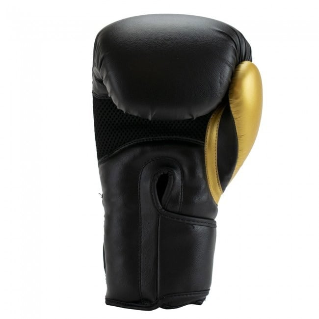 Zwarte Super Pro Ace kickbokshandschoen met goudkleurig accent aan de duimzijde. De handschoen biedt optimale bescherming dankzij stevige padding en ademend mesh. Ontworpen voor comfort, kracht en duurzaamheid tijdens zware kickbokstrainingen.