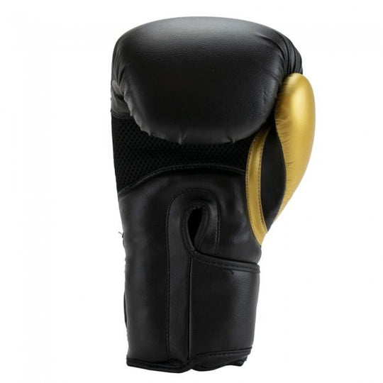 Zwarte Super Pro Ace kickbokshandschoen met goudkleurig accent aan de duimzijde. De handschoen biedt optimale bescherming dankzij stevige padding en ademend mesh. Ontworpen voor comfort, kracht en duurzaamheid tijdens zware kickbokstrainingen.