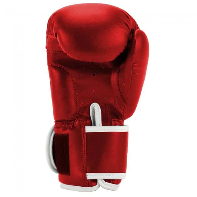 Rode kinder kickbokshandschoen met witte bies en klittenbandsluiting, zichtbaar van de zijkant.