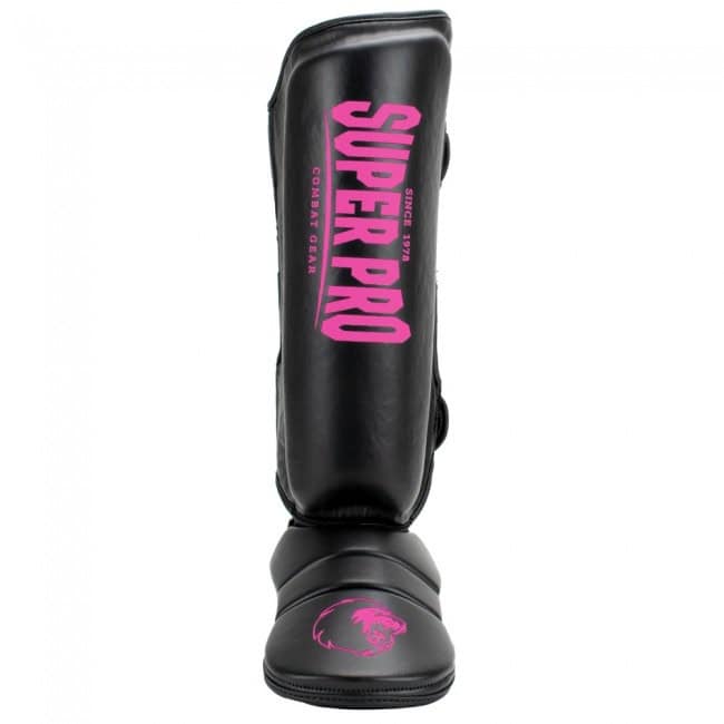 Super Pro scheenbeschermer met roze Super Pro logo op het scheenbeen, vooraanzicht