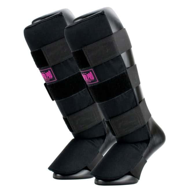 Twee zwarte Super Pro Savior scheenbeschermers met roze logo, schuin gepositioneerd.