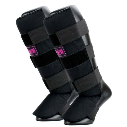 Twee zwarte Super Pro Savior scheenbeschermers met roze logo, schuin gepositioneerd.