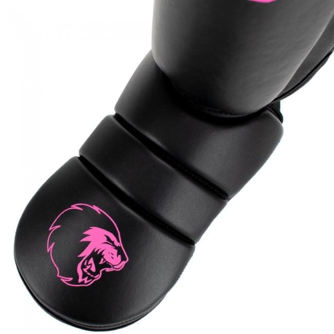 Super Pro scheenbeschermer in zwart met roze leeuwlogo op de wreef