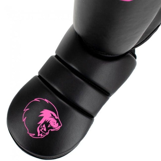 Super Pro scheenbeschermer in zwart met roze leeuwlogo op de wreef