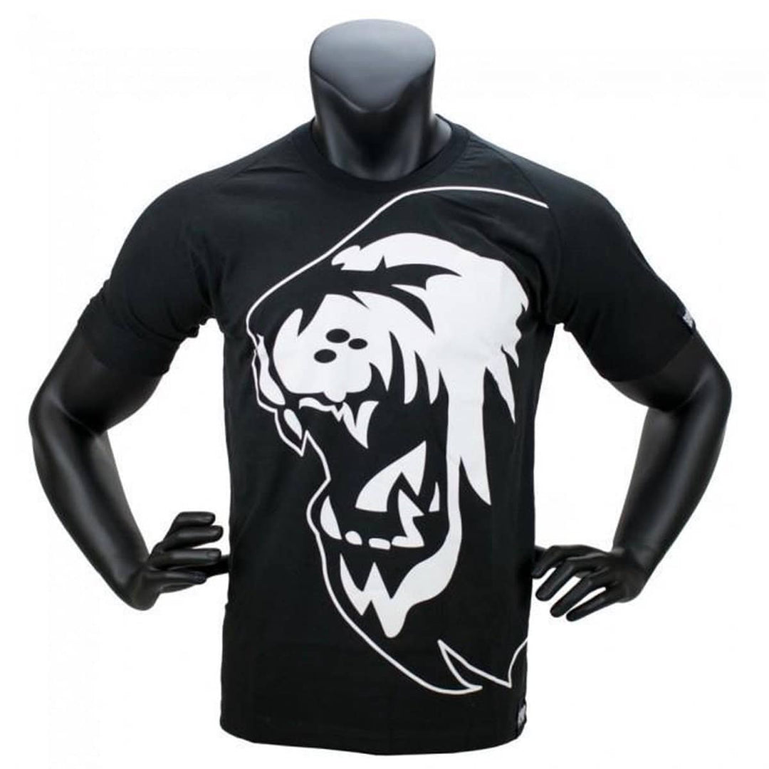 Zwart sportshirt met korte mouwen en een grote witte leeuwenkop op de voorkant.