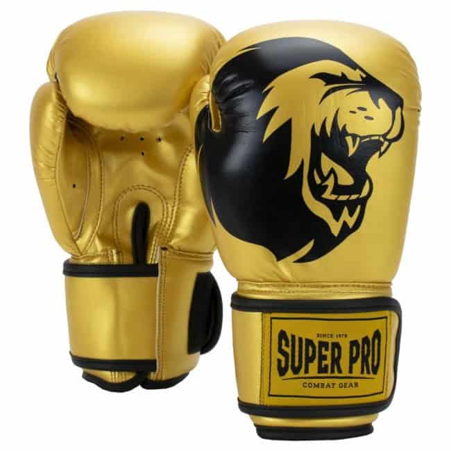 Goudkleurige Super Pro Talent bokshandschoenen voor kinderen met zwarte leeuwenkop print en klittenbandsluiting voor veilige pasvorm en bescherming tijdens training.