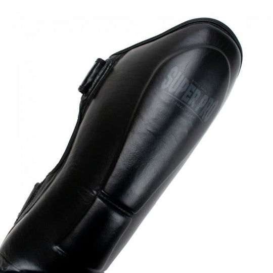 Close-up van het gebreide Super Pro Guardian logo in wit op zwarte stof