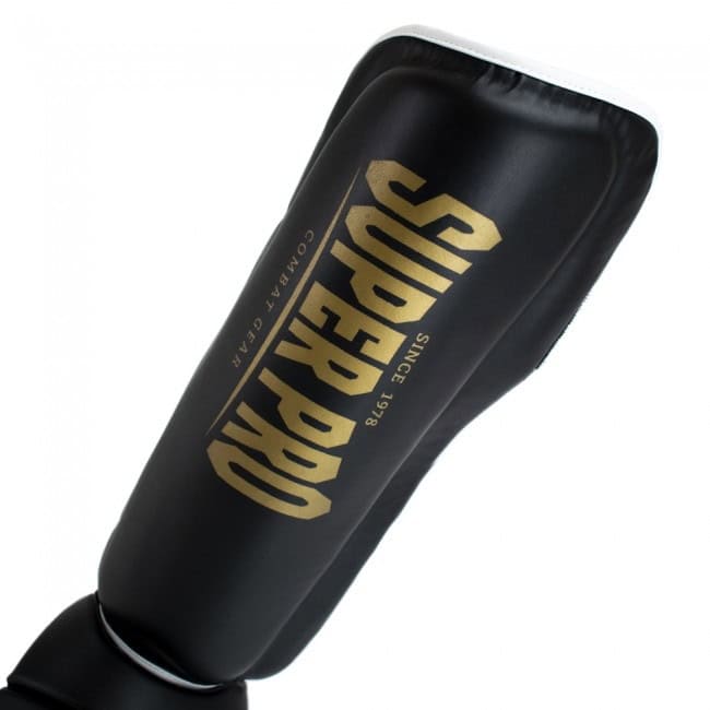 Super Pro scheenbeschermer in zwart met goudkleurig Super Pro logo op het scheenbeen