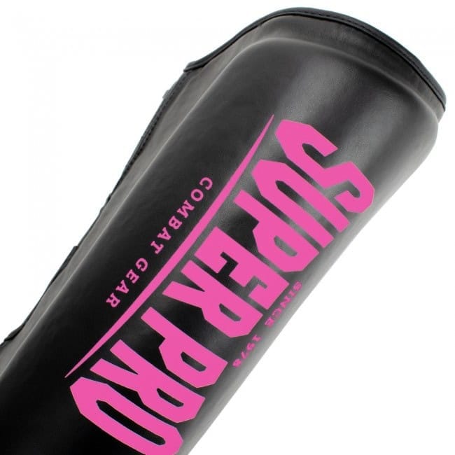 Close-up van Super Pro scheenbeschermer met roze opdruk