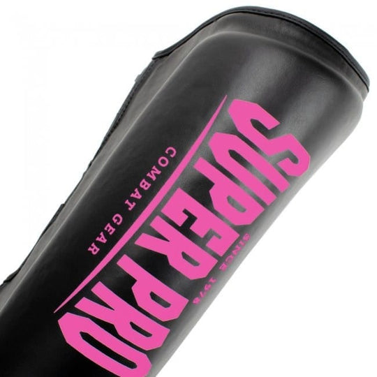 Close-up van Super Pro scheenbeschermer met roze opdruk
