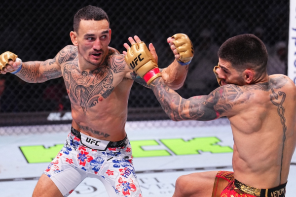 Twee UFC-vechters met gouden handschoenen zijn verwikkeld in een snelle uitwisseling van stoten in de kooi; beide vechters hebben zichtbare tatoeages en dragen kleurrijke fightshorts tijdens een intens gevecht.