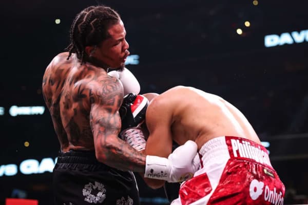 Twee boksers in actie tijdens een intens gevecht, waarbij kracht en techniek samenkomen — een visueel voorbeeld van de luxe keuze tussen leer en kunstleer.