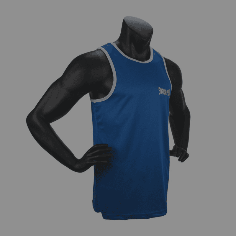 Een mannequin met een spieropbouw, gekleed in een blauw mouwloos sportshirt.