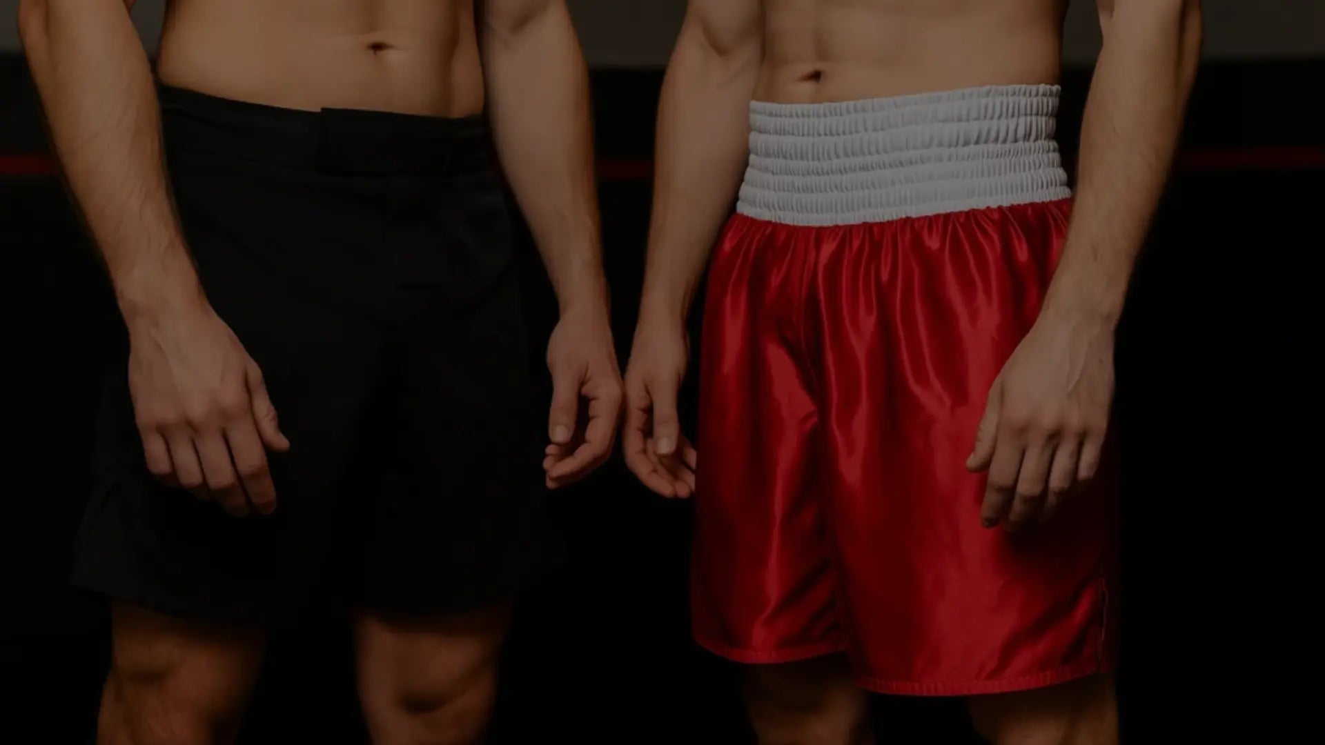 Close-up van twee sporters die boksshort dragen, één in glanzend rood en één in zwart, klaar voor bokstraining of wedstrijd.
