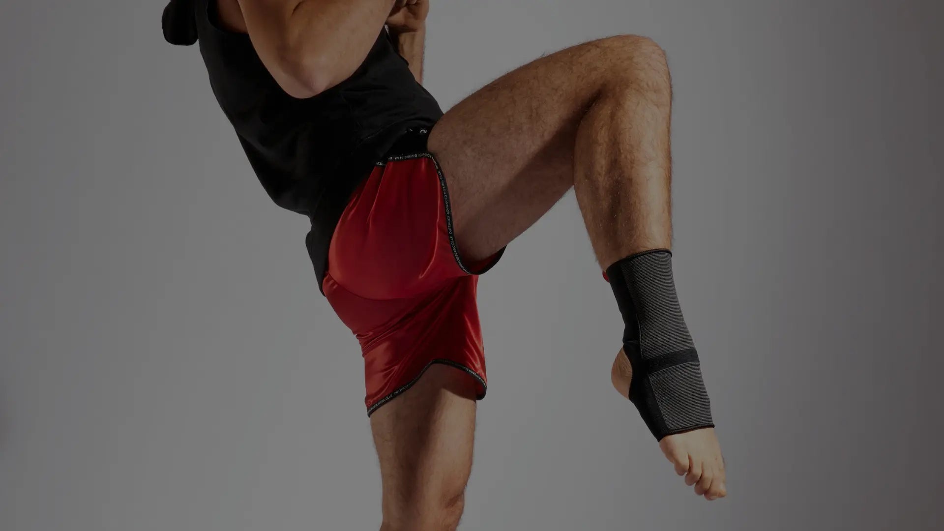 Een oefening tussen een volwassen mannelijke vechtsporter en een jongen, beide in gevechtshouding.