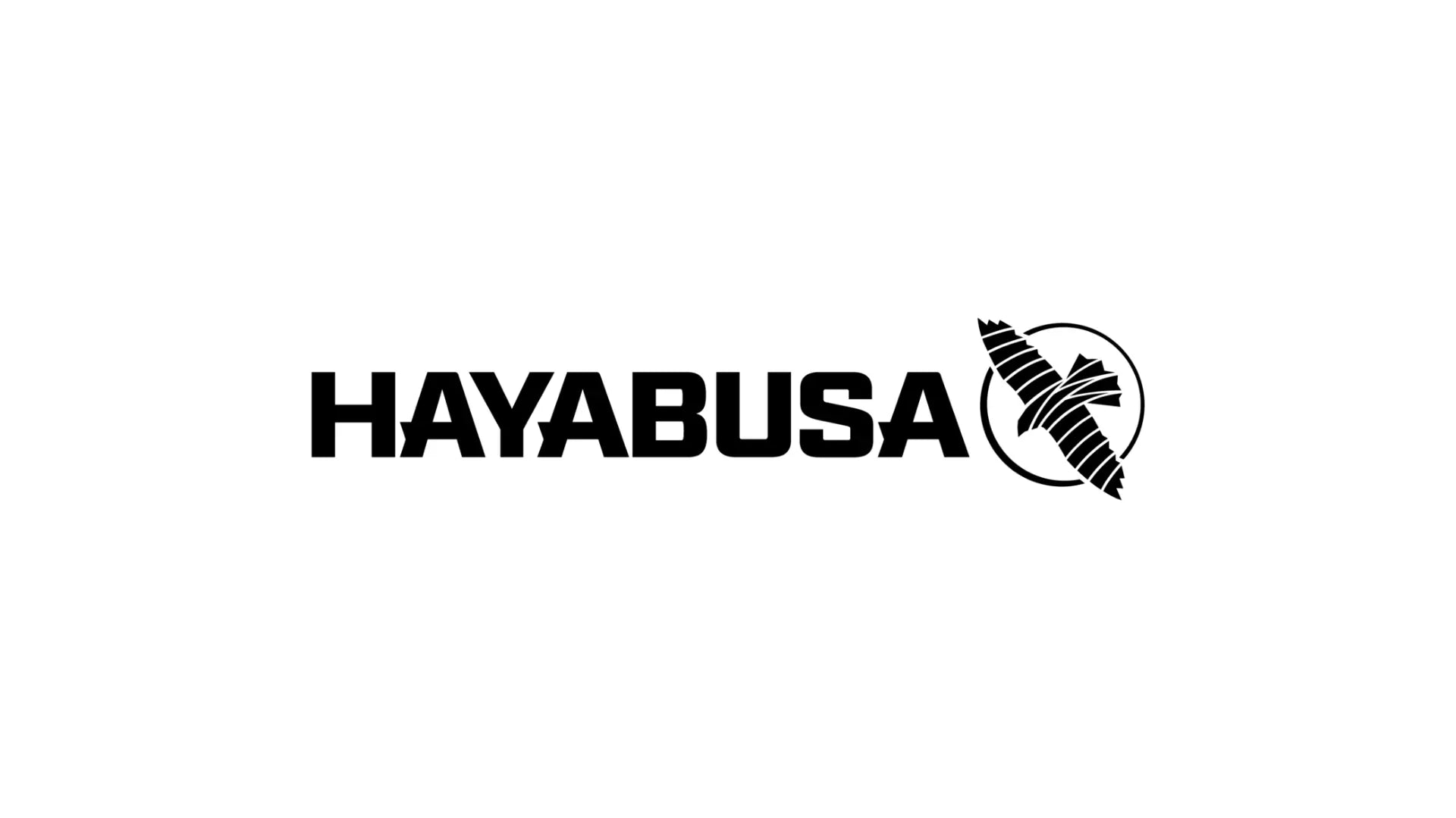 "Hayabusa" logo: Een scherp, zwart lettertype dat 'HAYABUSA' spelt naast een cirkelvormig motief met een veerontwerp, wat duidt op een combinatie van snelheid en behendigheid, mogelijk in verband met vechtsportuitrusting.