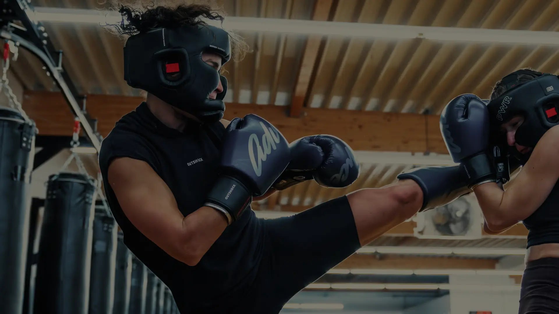 Een winkelwagen gevuld met gele bokshandschoenen met diverse handtekeningen en berichten.