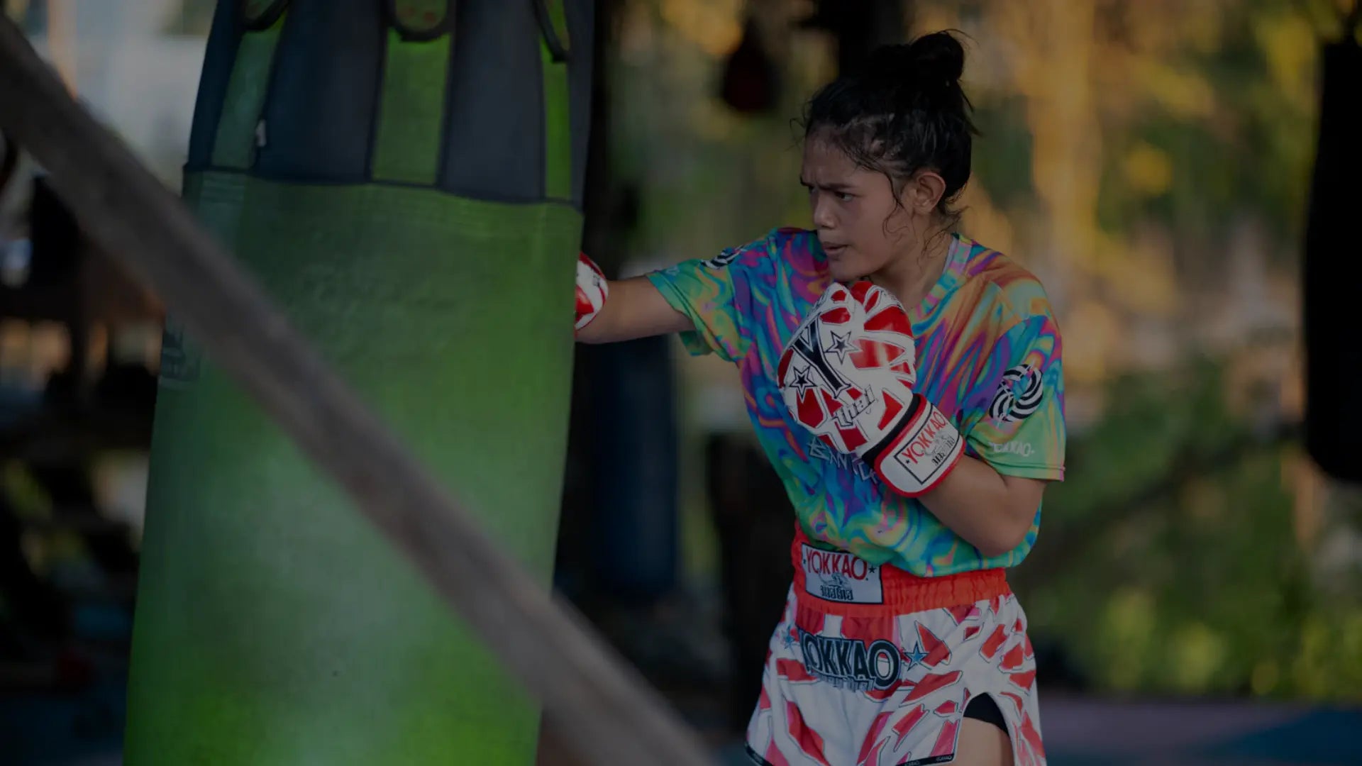 Een winkelwagen gevuld met gele bokshandschoenen met diverse handtekeningen en berichten.