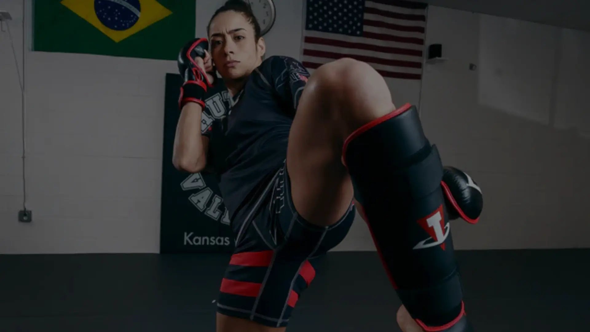 Een winkelwagen gevuld met gele bokshandschoenen met diverse handtekeningen en berichten.