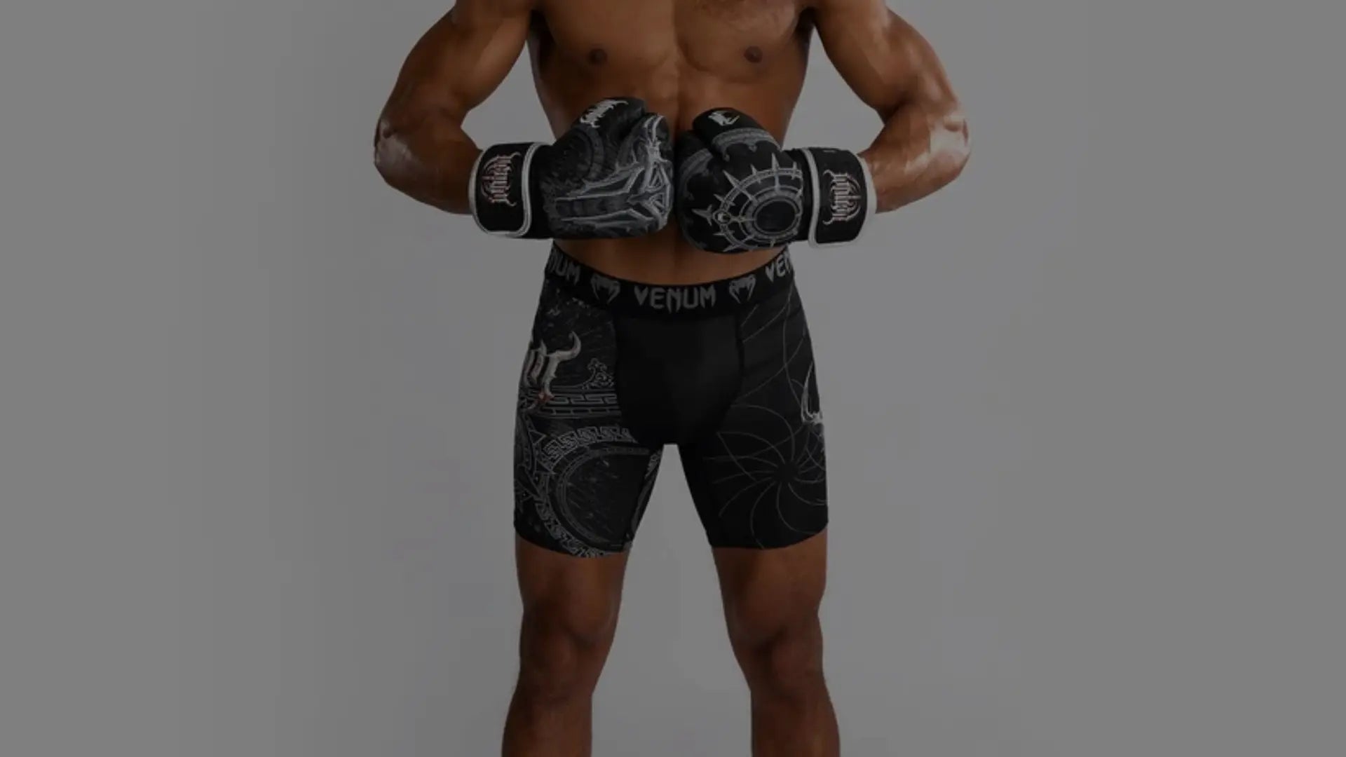 Compressie short gedragen door sporter, ontworpen voor ondersteuning en bewegingsvrijheid tijdens intensieve trainingen.