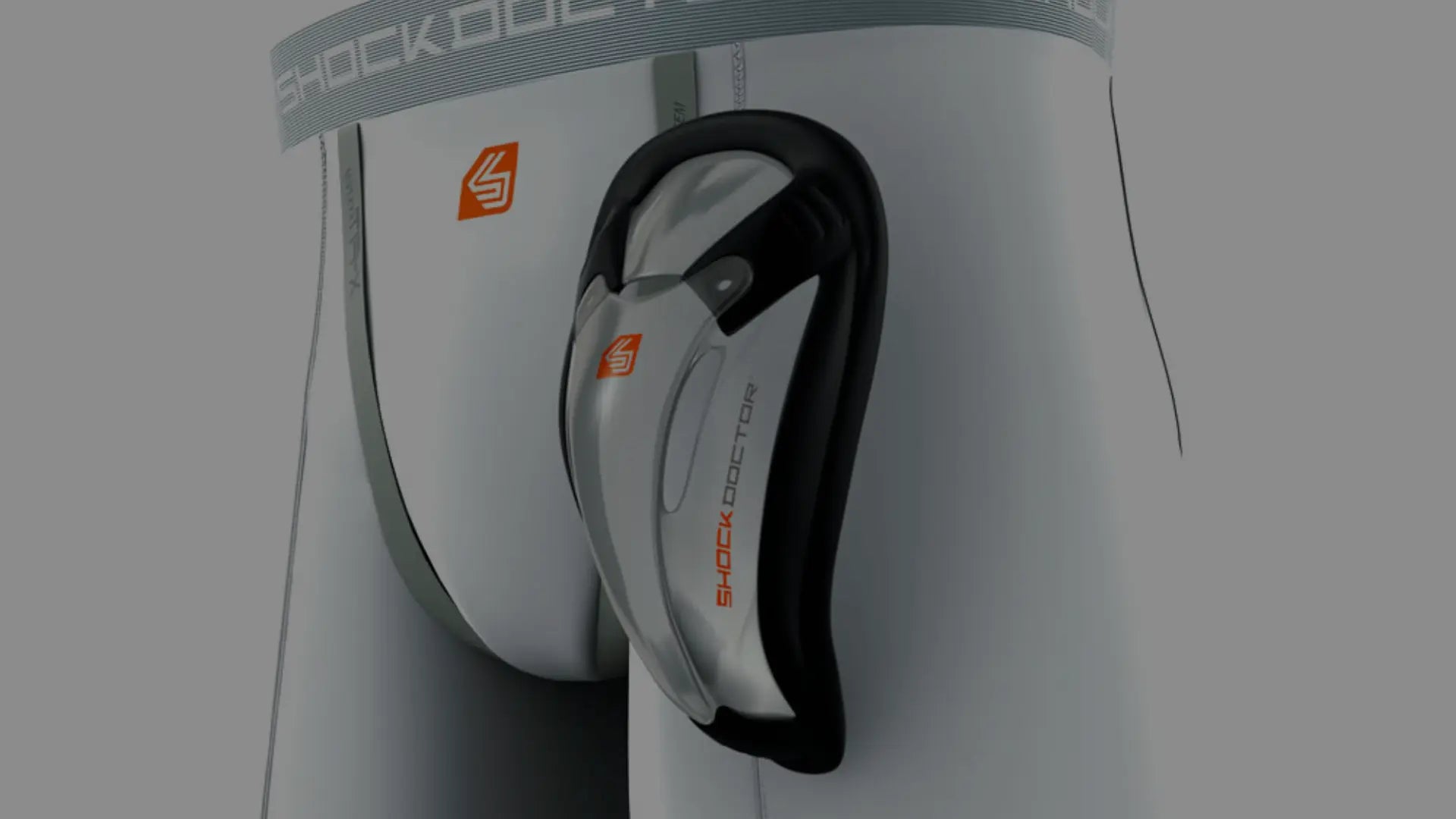 Shock Doctor kruisbeschermer met transparante cup en zwarte rand, ontworpen voor comfortabele en veilige bescherming tijdens contactsporten.