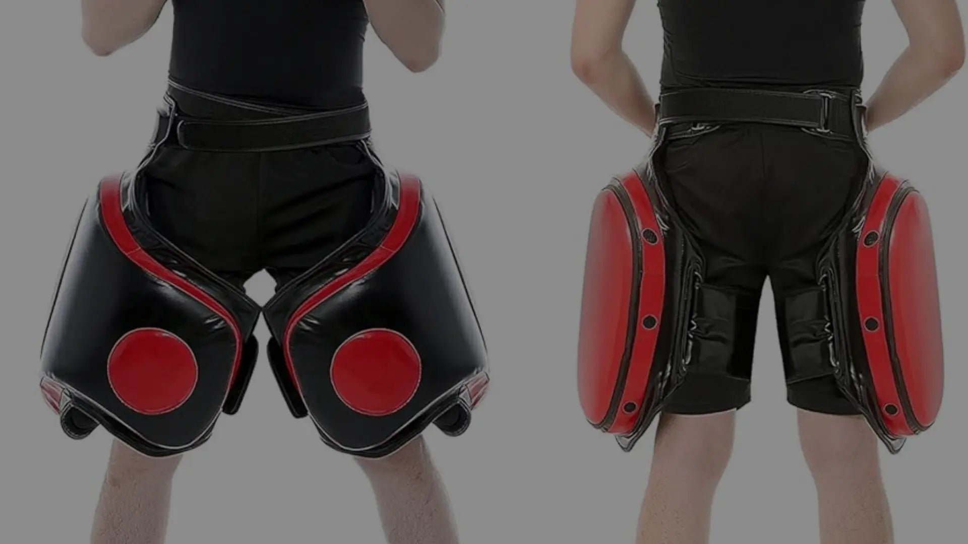 Twee Muay Thai-vechters oefenen in een gymzaal; een vechter levert een hoge trap af op de trapkussens die worden vastgehouden door zijn getatoeëerde partner die beschermende uitrusting draagt.