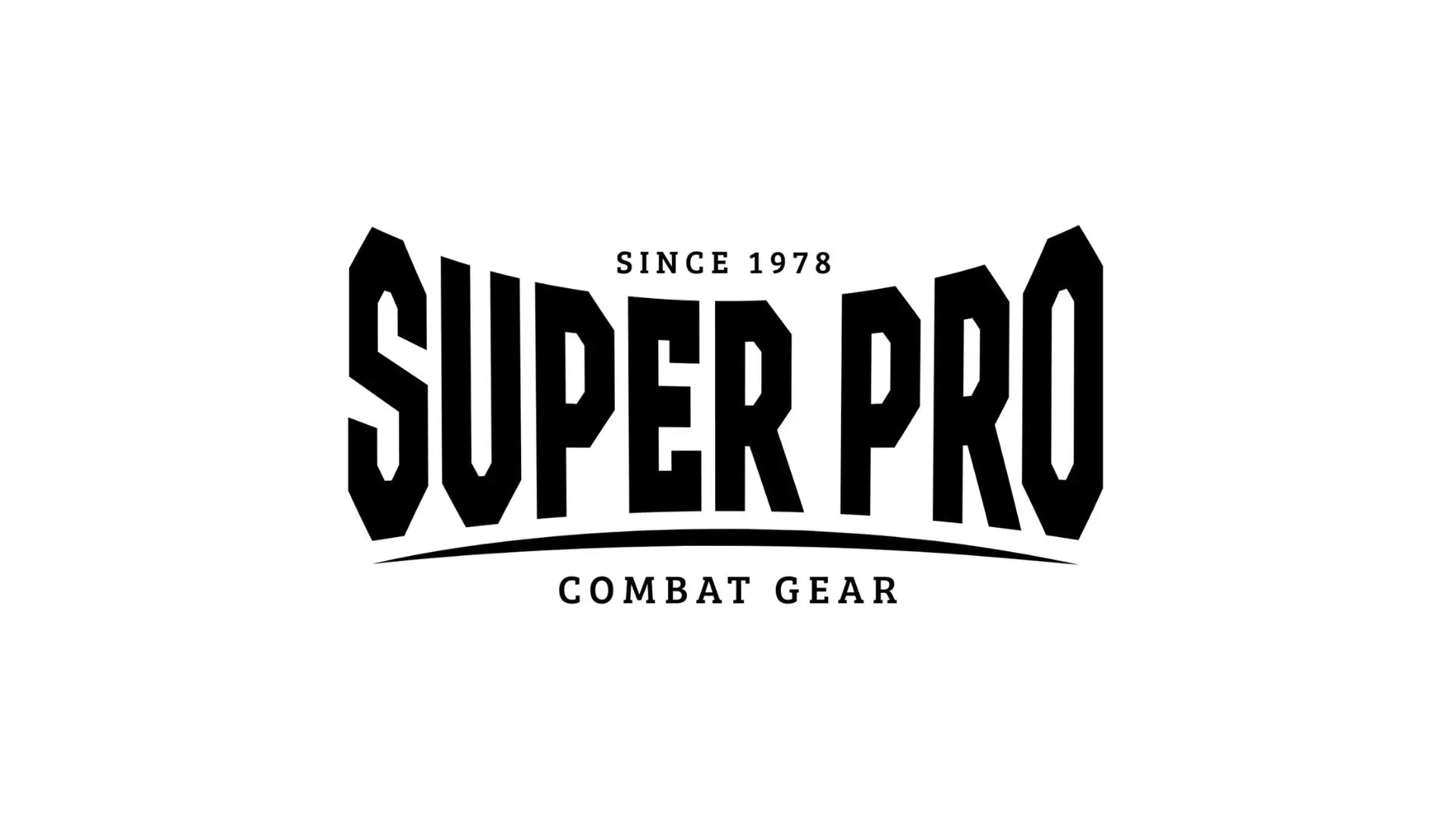 "Super Pro" logo: Moderne zwarte belettering met een 3D-effect en de woorden "Combat Gear" eronder, wat suggereert dat het een merk is dat gespecialiseerd is in uitrusting voor vechtsporten, met een erfgoed dat teruggaat tot 1978.