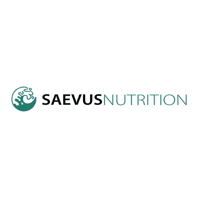 "Saevus Nutrition" logo: Een groen, golfachtig symbool dat zowel op een blad als een opspattende druppel lijkt, wat hint op een natuurlijk en mogelijk hydraterend aspect van sportvoeding.