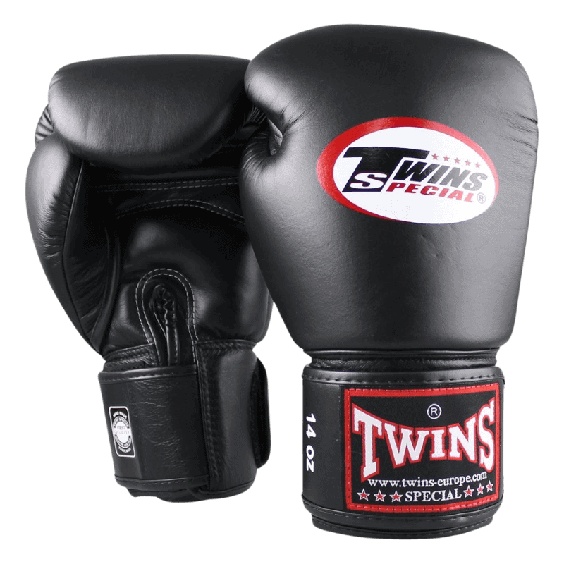 Paar zwarte Twins Special BG-N bokshandschoenen, achterkant met klittenbandsluiting.