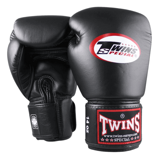 Paar zwarte Twins Special BG-N bokshandschoenen, achterkant met klittenbandsluiting.