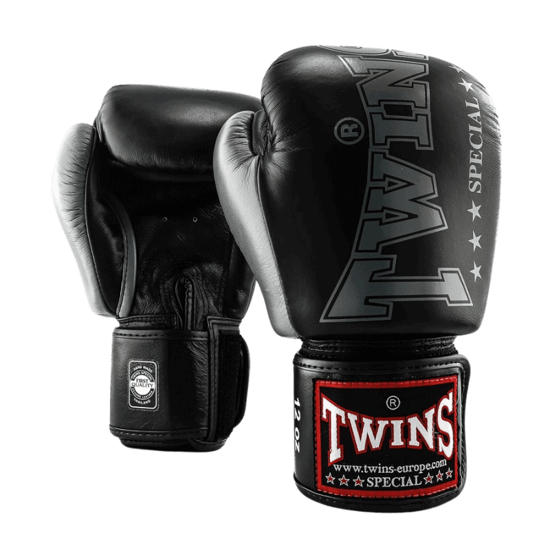 Zwart Twins bokshandschoenen BGVL 8 met een groot wit Twins Special-logo op de bovenzijde van de pols en de maataanduiding '12 oz'.