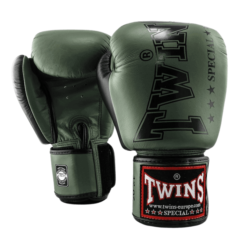 Paar groene Twins bokshandschoenen BGVL 8 met grote witte letters op de rug van de hand en zwart met rode logo's op de klittenbandsluiting.