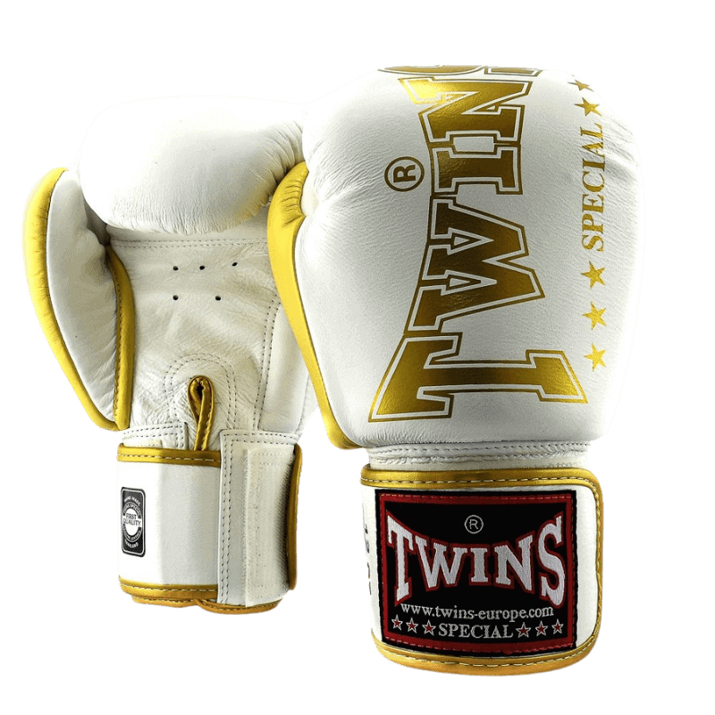 Witte Twins bokshandschoen BGVL 8 met gouden TWINS logo op de bovenkant en witte padding bij de pols.