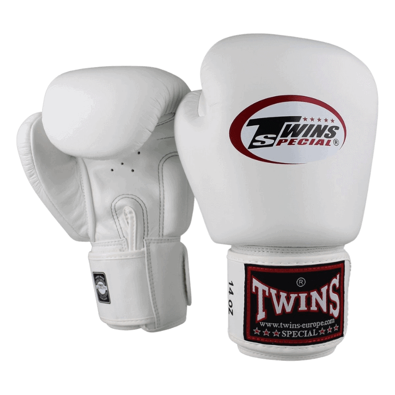 Volledig zijaanzicht van een paar witte Twins BGVL 3 bokshandschoenen met het merklogo en '14 oz' aanduiding op de klittenbandsluiting.