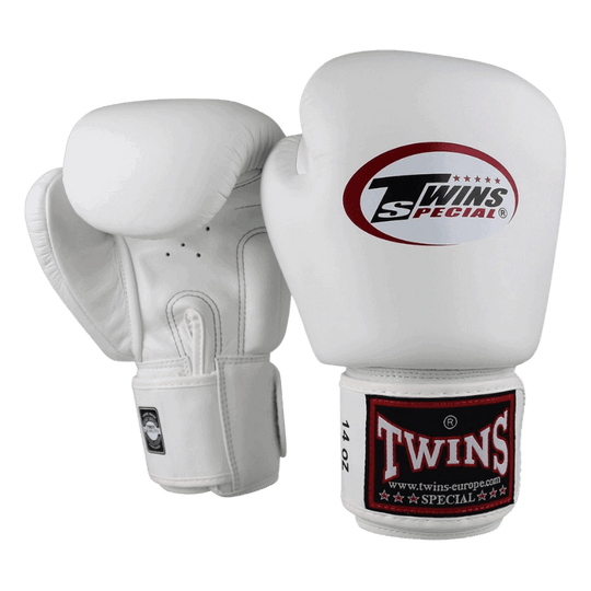 Volledig zijaanzicht van een paar witte Twins BGVL 3 bokshandschoenen met het merklogo en '14 oz' aanduiding op de klittenbandsluiting.