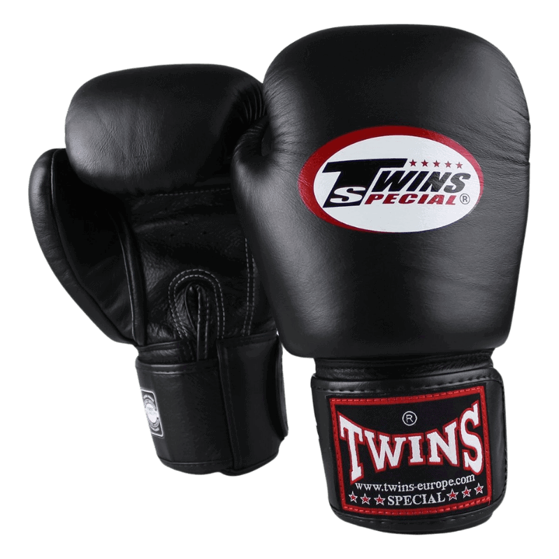 Paar zwarte Twins BGVL 3 bokshandschoenen met prominente Twins Special logo's en rode accenten op de pols.